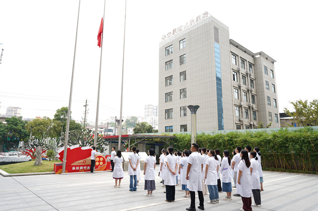 活动时间：2024年9月29日，主办单位：安康市人民医院，活动地点：院前广场，活动主题：安康市人民医院“烈士纪念日”升旗仪式2_副本.jpg